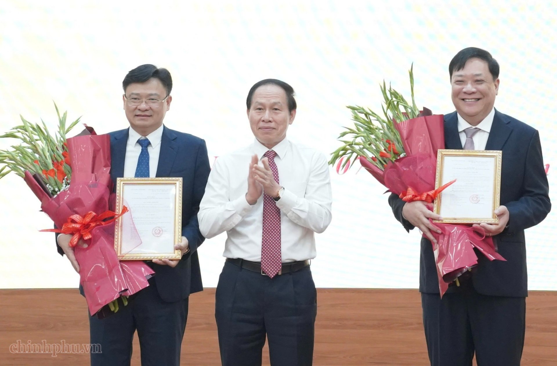 Ph&oacute; Thủ tướng L&ecirc; Tiến Ch&acirc;u trao quyết định v&agrave; tặng hoa cho 2 t&acirc;n Ph&oacute; Tổng Thanh tra Ch&iacute;nh phủ (ảnh CTTCP)