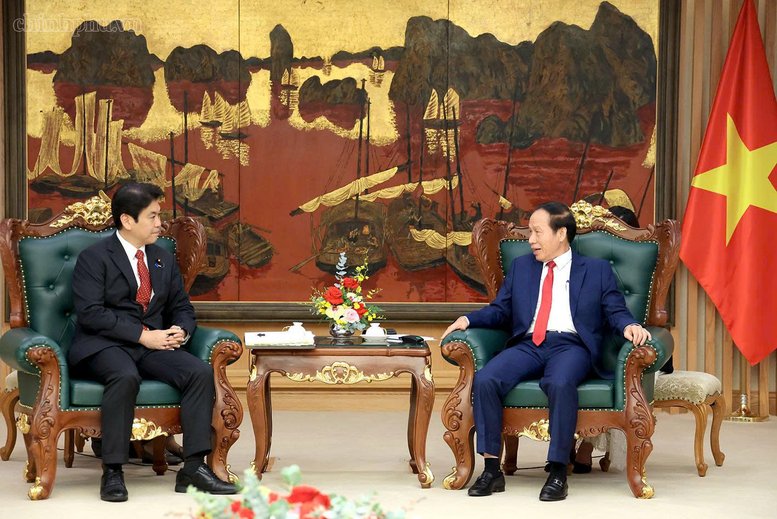 Phó Thủ tướng đề nghị Bộ trưởng Matsumoto tiếp tục quan tâm, thúc đẩy một số nội dung - Ảnh: chinhphu.vn/Thu Sa Phó Thủ tướng đề nghị Bộ trưởng Matsumoto tiếp tục quan tâm, thúc đẩy một số nội dung - Ảnh: chinhphu.vn/Thu Sa