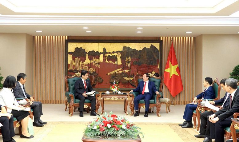 Phó Thủ tướng mong muốn Bộ trưởng Matsumoto Yohei tiếp tục ủng hộ việc xây dựng môi trường sinh sống, làm việc thuận lợi, bình đẳng, thân thiện với người nước ngoài, trong đó có cộng đồng gần 700.000 người Việt Nam tại Nhật Bản - Ảnh: chinhphu.vn/Thu Sa Phó Thủ tướng mong muốn Bộ trưởng Matsumoto Yohei tiếp tục ủng hộ việc xây dựng môi trường sinh sống, làm việc thuận lợi, bình đẳng, thân thiện với người nước ngoài, trong đó có cộng đồng gần 700.000 người Việt Nam tại Nhật Bản - Ảnh: chinhphu.vn/Thu Sa