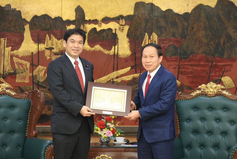 Phó Thủ tướng tặng Bộ trưởng Matsumoto Yohei quà lưu niệm - Ảnh: chinhphu.vn/Thu Sa Phó Thủ tướng tặng Bộ trưởng Matsumoto Yohei quà lưu niệm - Ảnh: chinhphu.vn/Thu Sa