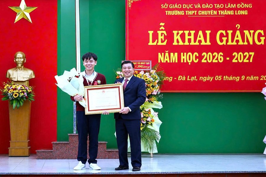 Thừa ủy quyền của Chủ tịch nước, &ocirc;ng Y Thanh H&agrave; Ni&ecirc; Kđăm, Ủy vi&ecirc;n Trung ương Đảng, B&iacute; thư Tỉnh ủy, Trưởng Đo&agrave;n đại biểu Quốc hội tỉnh L&acirc;m Đồng, đ&atilde; trao Hu&acirc;n chương Lao động hạng Ba cho Đặng Huy Hậu.(Ảnh: Trường THPT Chuy&ecirc;n Thăng Long - Đ&agrave; Lạt)