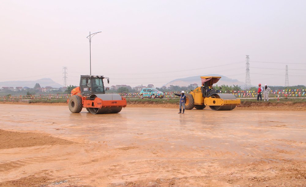 San lấp mặt bằng cụm c&ocirc;ng nghiệp Ninh Sơn-Sơn Trung ở phường V&acirc;n H&agrave;.