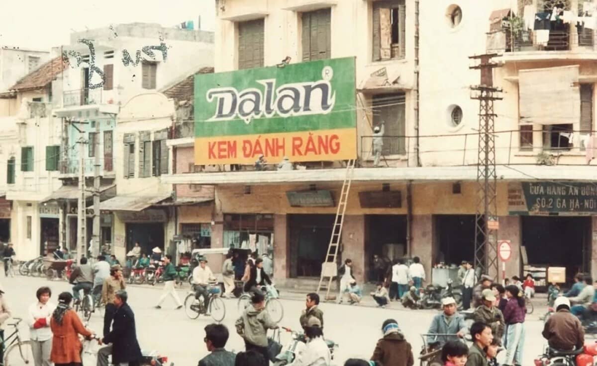 kem đánh răng Dạ Lan cũng có một thời lừng lẫy đầu thập niên 90 khi chiếm tới 90% thị phần từ Đà Nẵng trở ra phía Bắc. Thương hiệu này từng có lợi nhuận vài lượng vàng mỗi ngày. kem đánh răng Dạ Lan cũng có một thời lừng lẫy đầu thập niên 90 khi chiếm tới 90% thị phần từ Đà Nẵng trở ra phía Bắc. Thương hiệu này từng có lợi nhuận vài lượng vàng mỗi ngày.