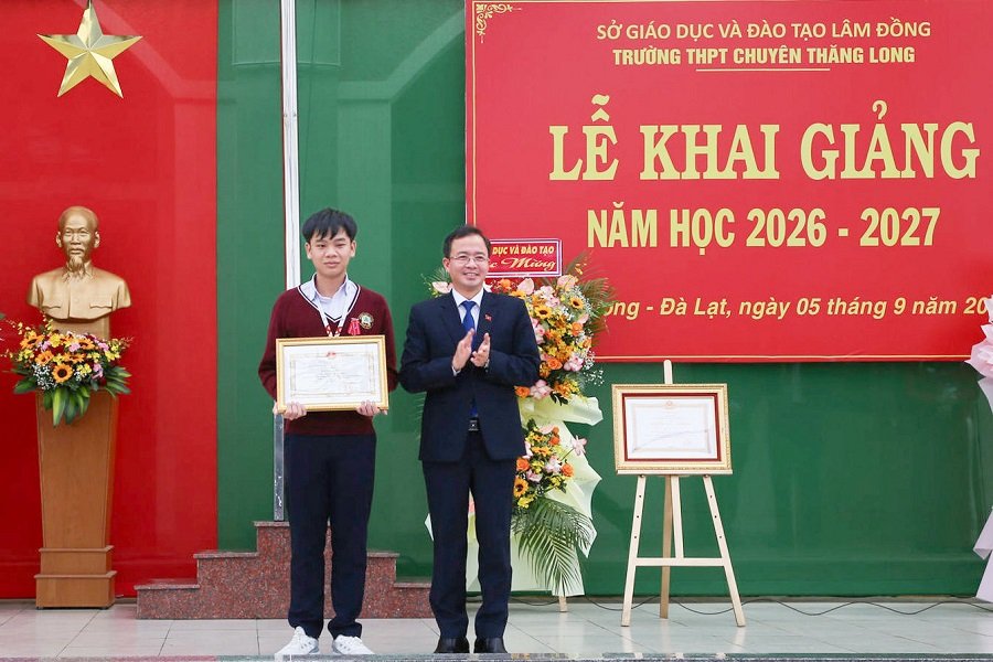 &Ocirc;ng Nguyễn Văn Lộc, Tỉnh ủy vi&ecirc;n, B&iacute; thư Đảng ủy phường Xu&acirc;n Hương - Đ&agrave; Lạt, tỉnh L&acirc;m Đồng, trao Bằng khen của Chủ tịch UBND tỉnh cho em Đặng Huy Hậu, học sinh lớp 12 Tin.
