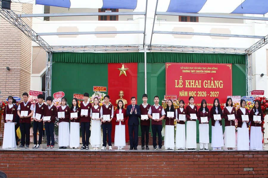 &Ocirc;ng Y Thanh H&agrave; Ni&ecirc; Kđăm, Ủy vi&ecirc;n Ban Chấp h&agrave;nh Trung ương Đảng, B&iacute; thư Tỉnh ủy, Trưởng Đo&agrave;n ĐBQH tỉnh L&acirc;m Đồng trao học bổng cho học sinh.