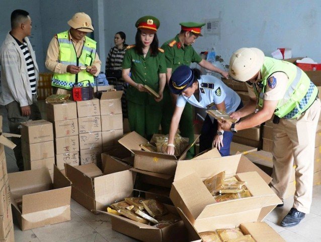 Lực lượng chức năng tỉnh Nghệ An kiểm tra hàng hóa vi phạm dịp Tết Trung thu. Lực lượng chức năng tỉnh Nghệ An kiểm tra hàng hóa vi phạm dịp Tết Trung thu.