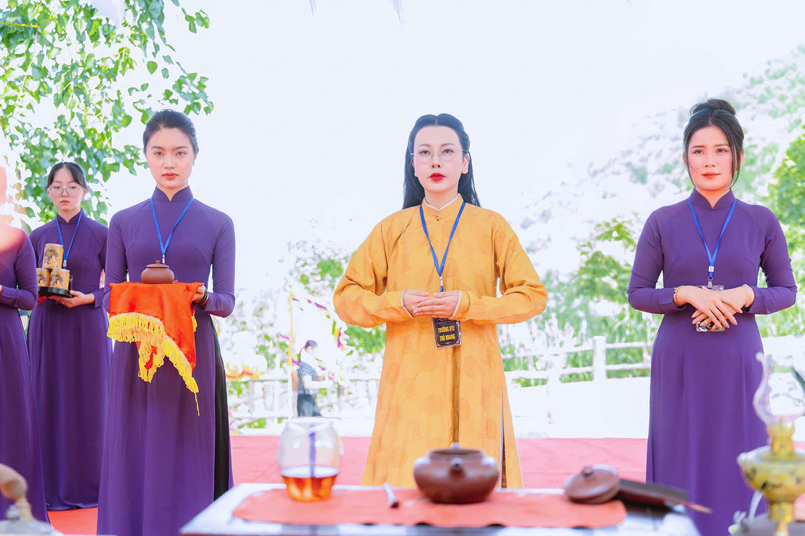 Lang y - Thủ nhang Nguyễn Ho&agrave;ng Diệu Ng&acirc;n trong nghi lễ rước thảo dược d&acirc;ng Thần N&ocirc;ng Đại Đế.