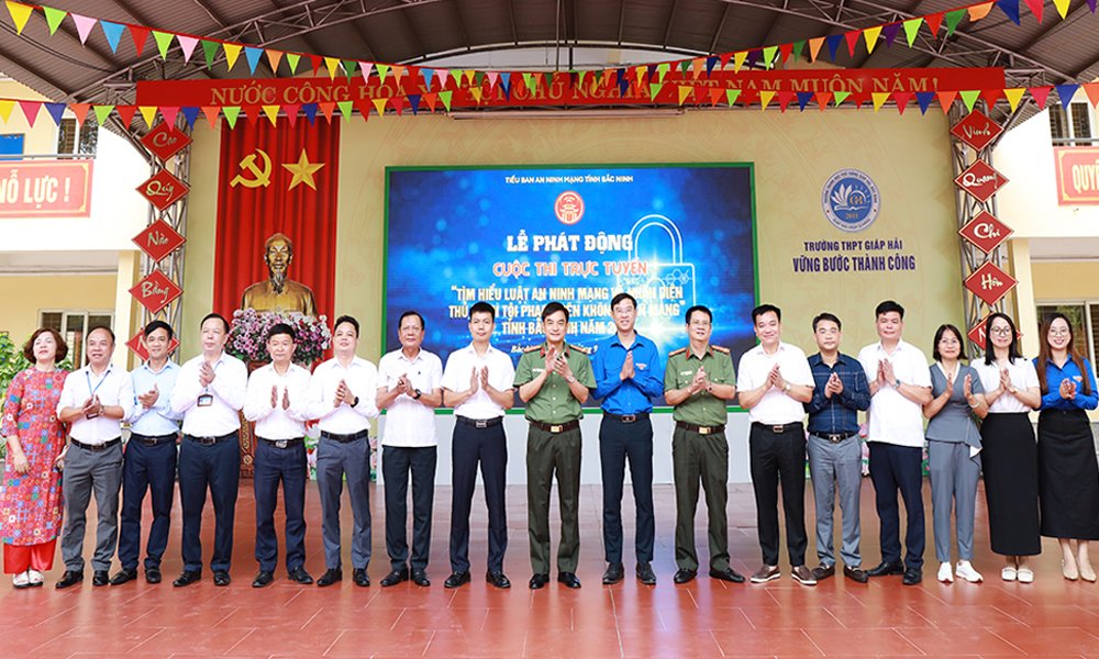C&aacute;c đại biểu ph&aacute;t động cuộc thi 