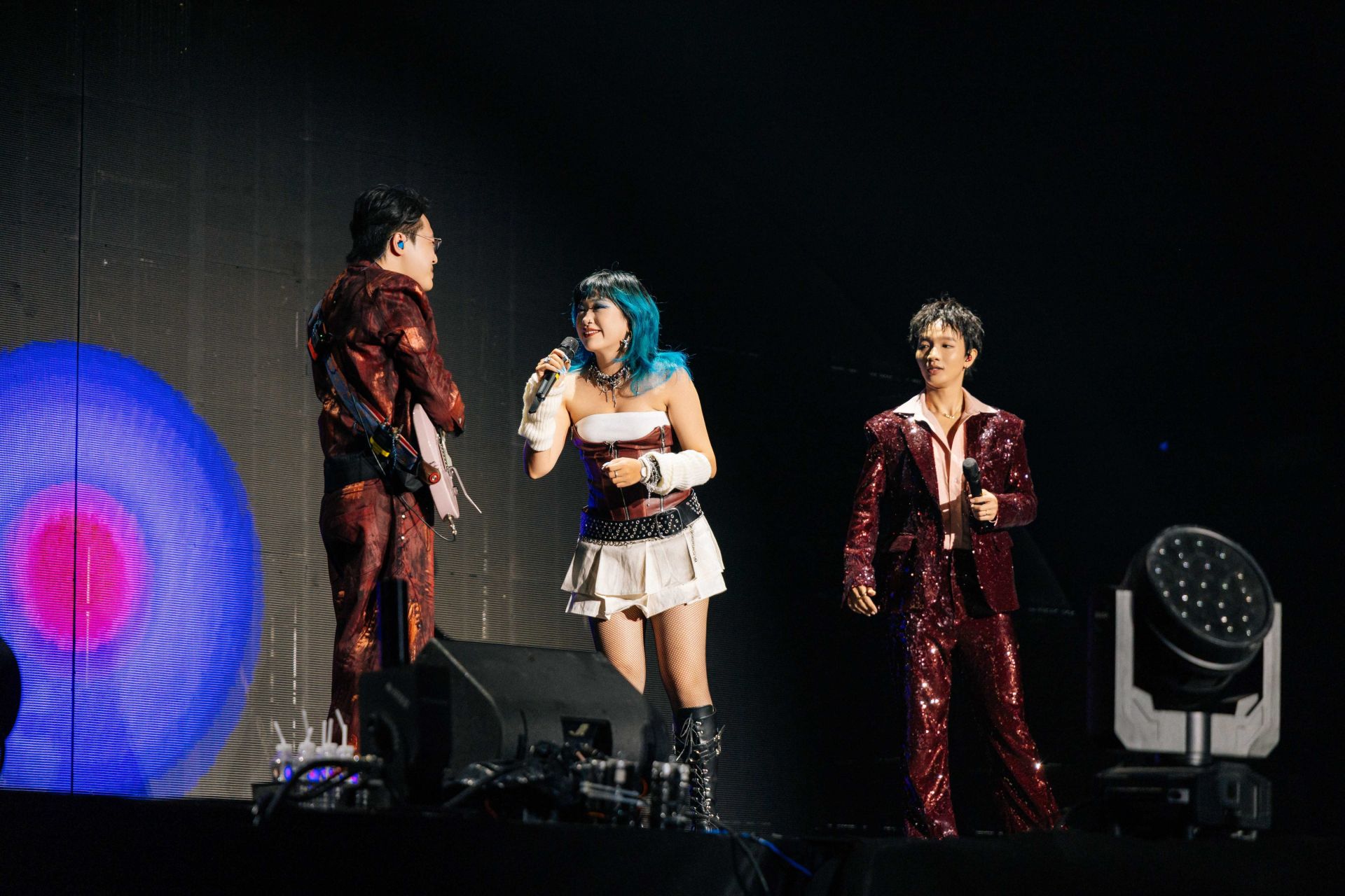 Hoàng Dũng cùng Minh Tốc và Lam trên sân khấu Xoay Tròn Concert Day 3 tại Hà Nội