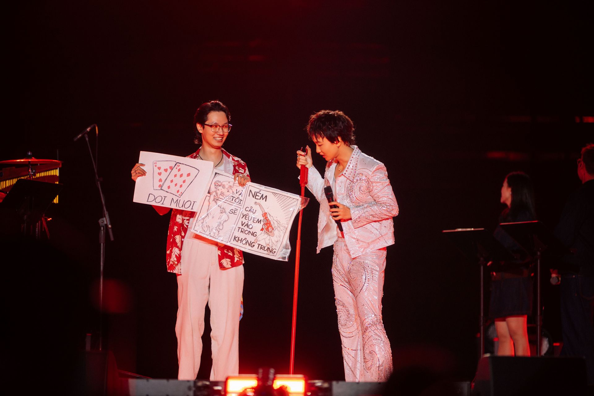 Một khán giả từ miền Nam ra Hà Nội dự Xoay Tròn Concert Day 3 và dành tặng Hoàng Dũng bức tranh lấy cảm hứng từ bộ phim hoạt hình nam ca sĩ yêu thích