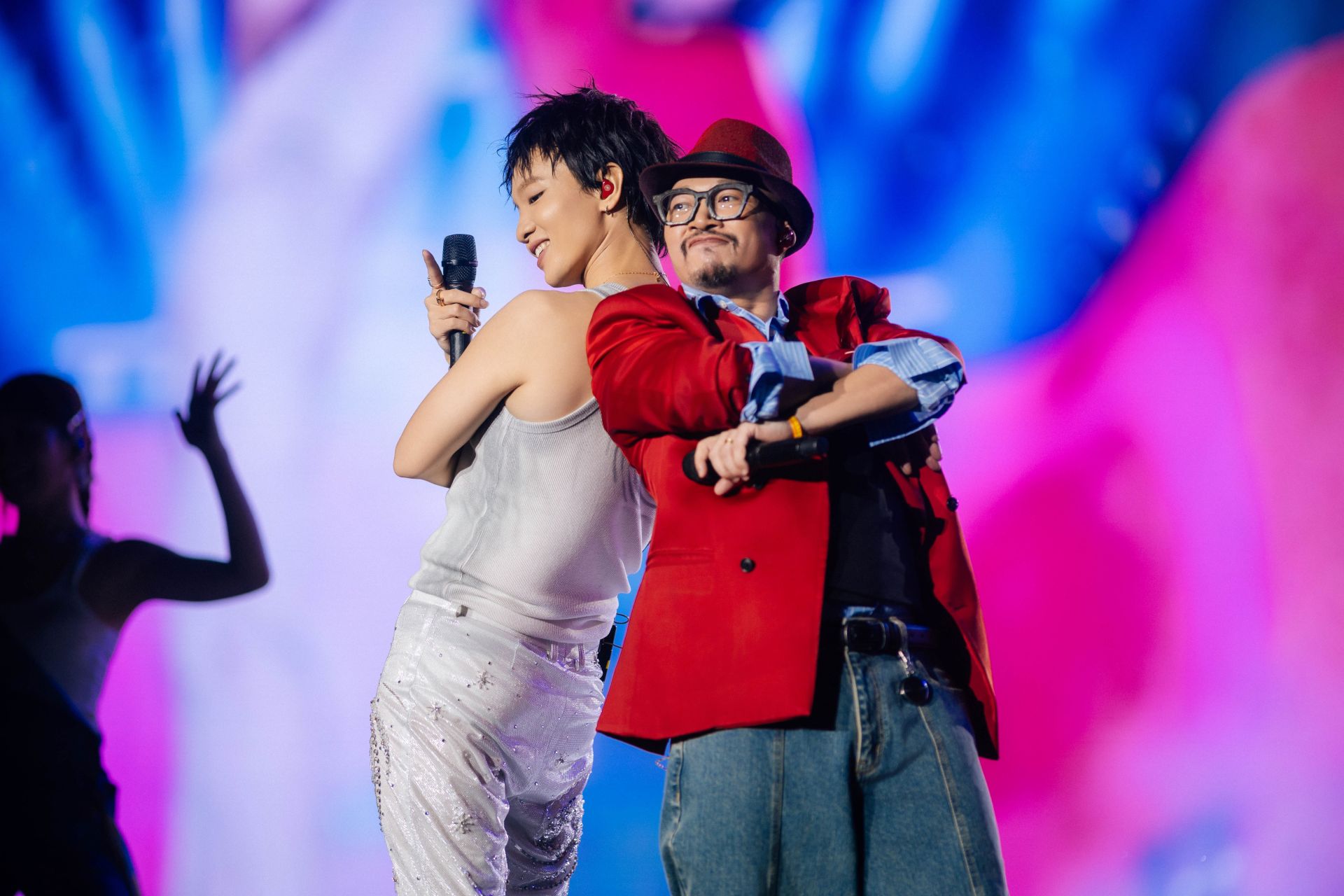 Màn hội ngộ của anhh Tài Hà Lê (K24) và Hoàng Dũng (K26), mang đến màn dance battle đặc biệt tại Xoay Tròn Concert Day 3
