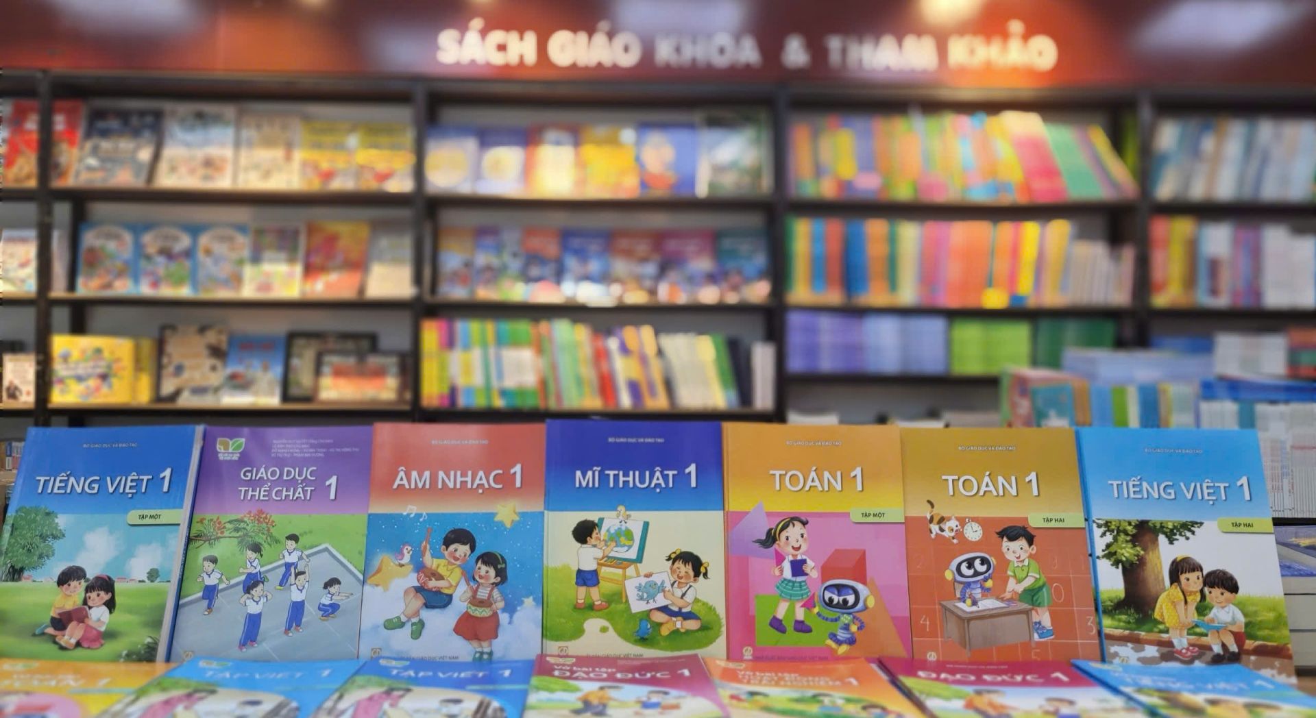 Bộ Giáo dục và Đào tạo sẽ sẽ sửa đồng bộ chương trình, sách giáo khoa lớp 1-12. Bộ Giáo dục và Đào tạo sẽ sẽ sửa đồng bộ chương trình, sách giáo khoa lớp 1-12.