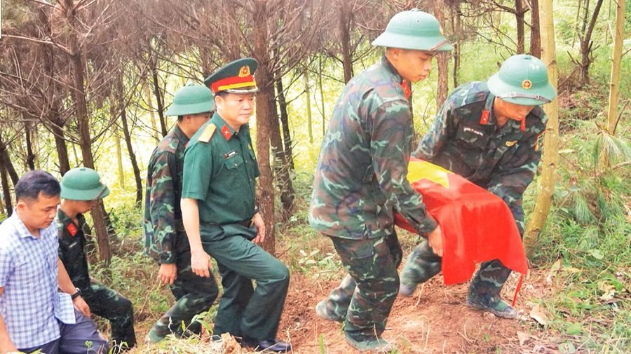 Lực lượng qu&acirc;n sự tỉnh Lạng Sơn di chuyển phần h&agrave;i cốt liệt sĩ về nghĩa trang Lộc B&igrave;nh. (Ảnh: DƯƠNG NGUY&Ecirc;N)