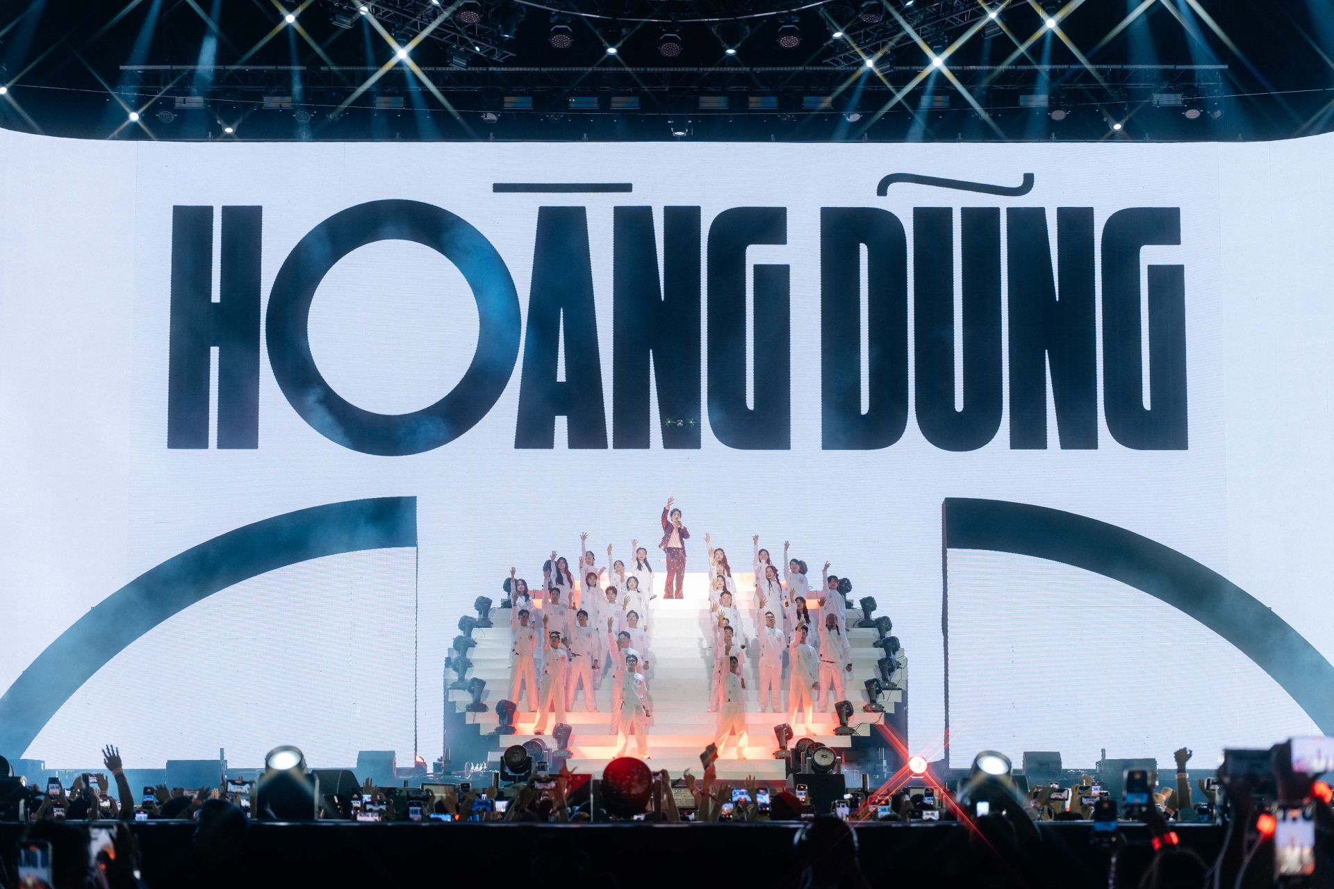 Hoàng Dũng kết hợp cùng Dàn Hợp xướng Trẻ Công giáo HCYK trong tiết mục mở màn Xoay Tròn Concert Day 3