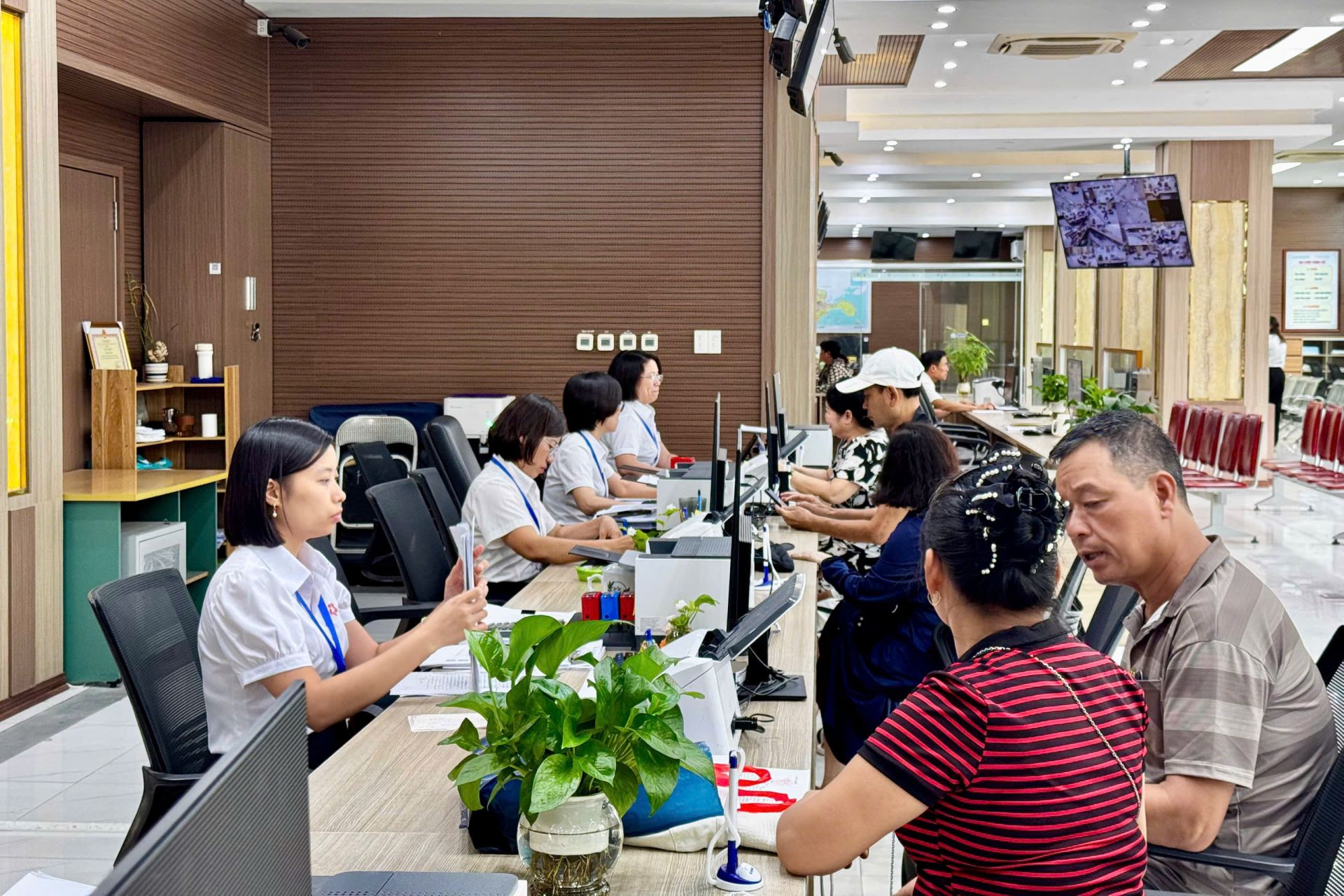 Việc chấn chỉnh kỷ luật, kỷ cương nhằm bảo đảm giải quyết TTHC theo nguyên tắc công khai, minh bạch, kịp thời, đúng quy định, tạo thuận lợi cho người dân, doanh nghiệp. Việc chấn chỉnh kỷ luật, kỷ cương nhằm bảo đảm giải quyết TTHC theo nguyên tắc công khai, minh bạch, kịp thời, đúng quy định, tạo thuận lợi cho người dân, doanh nghiệp.