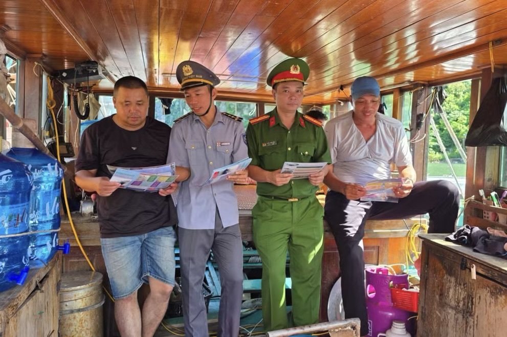 Lực lượng chức năng Quảng Ninh tuy&ecirc;n truyền, vận động ngư d&acirc;n phối hợp chống khai th&aacute;c IUU