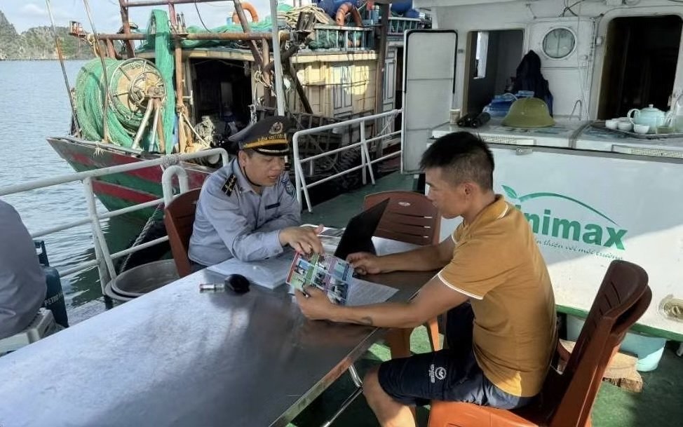 Lực lượng Kiểm ngư Quảng Ninh tổ chức tuy&ecirc;n truyền, phổ biến ph&aacute;p luật về quy định lắp đặt v&agrave; vận h&agrave;nh thiết bị gi&aacute;m s&aacute;t h&agrave;nh tr&igrave;nh VMS cho một chủ t&agrave;u c&aacute;
