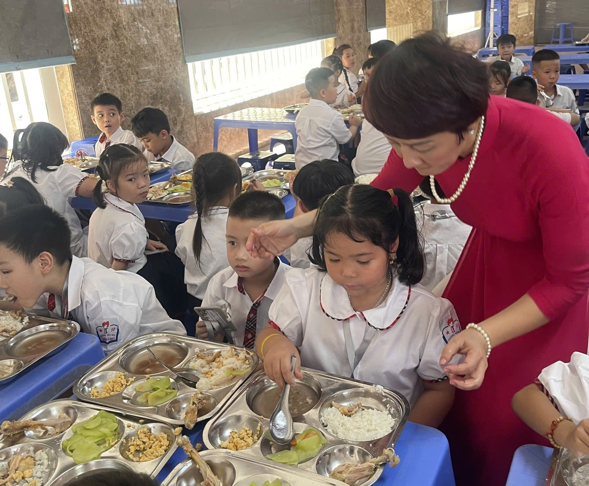 Bữa ăn b&aacute;n tr&uacute; của học sinh Trường Tiểu học Thăng Long (Ho&agrave;n Kiếm, H&agrave; Nội). Ảnh: Tuấn Ngọc