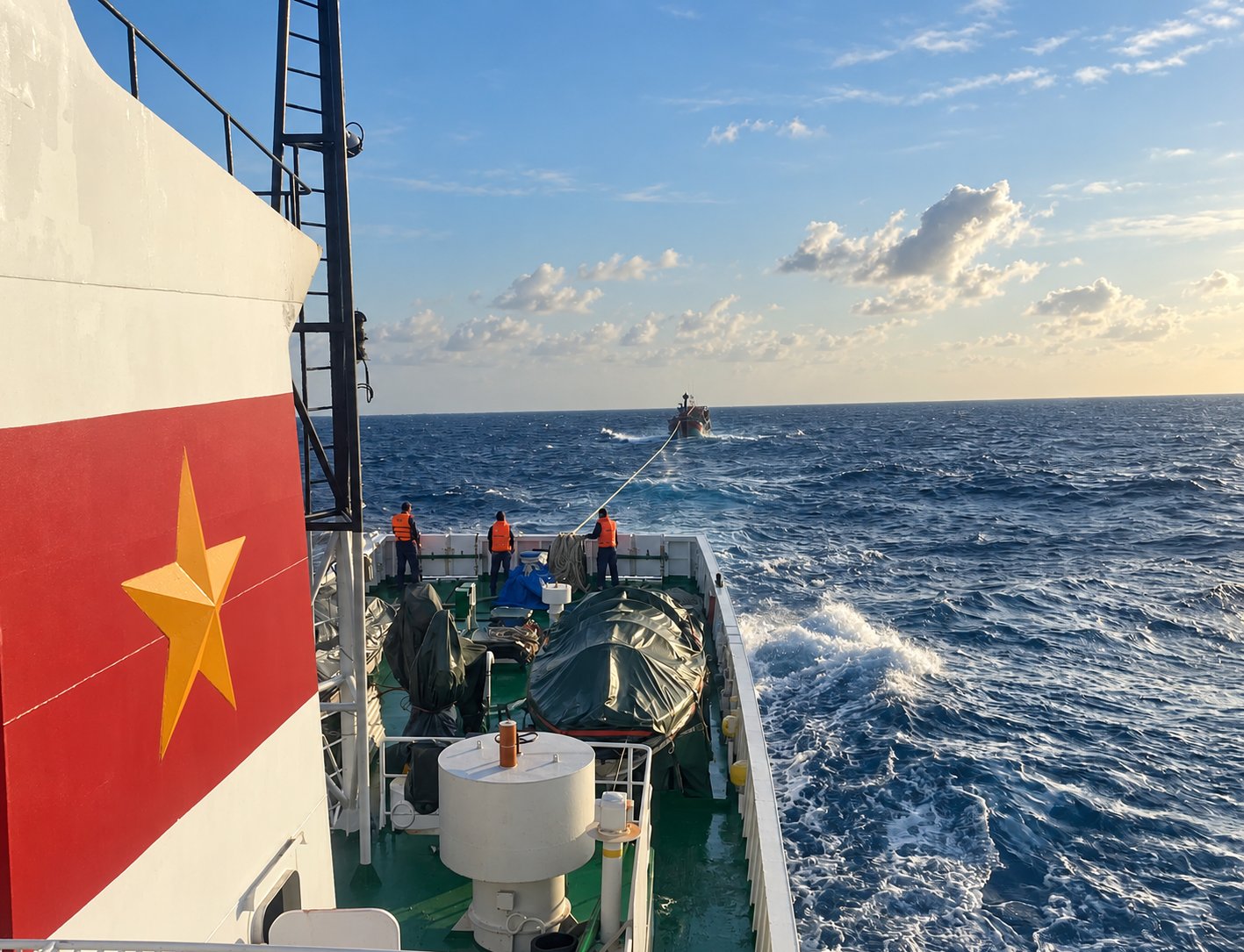 Tàu 467 đang lai dắt tàu cá LĐ95888-TS cùng 21 ngư dân về đặc khu Phú Quý Tàu 467 đang lai dắt tàu cá LĐ95888-TS cùng 21 ngư dân về đặc khu Phú Quý