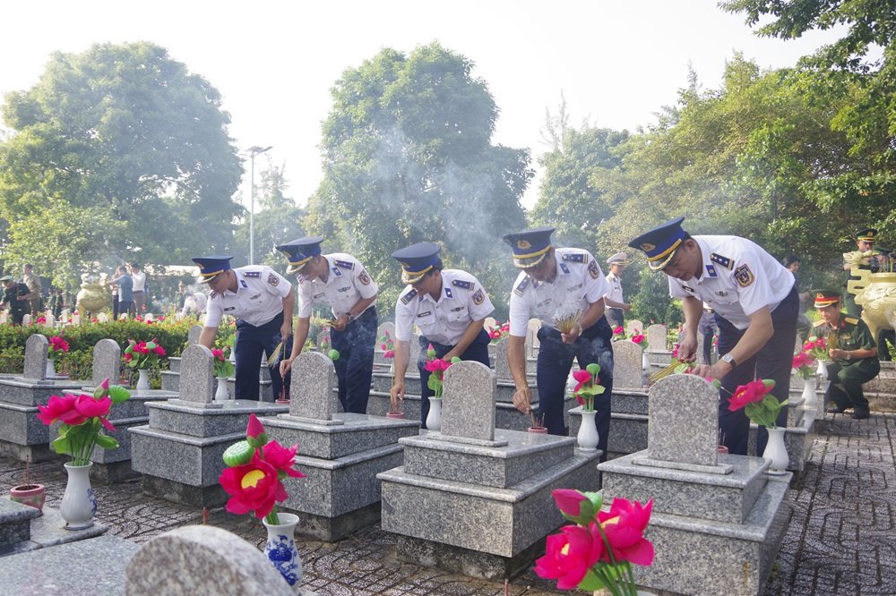 C&aacute;n bộ, chiến sĩ Hải đo&agrave;n 42 thắp hương tr&ecirc;n c&aacute;c phần mộ liệt sĩ trước khi lấy mẫu x&eacute;t nghiệm AND tại Nghĩa trang Liệt sĩ x&atilde; Năm Căn