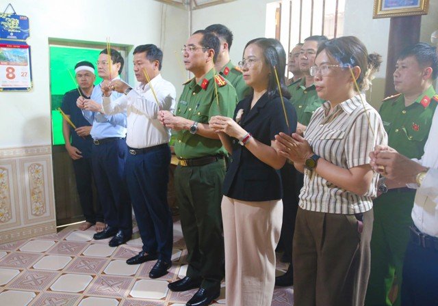 Lãnh đạo tỉnh thăm hỏi, động viên gia đình nạn nhân trong vụ án nghiêm trọng tại Đồng Nai. Lãnh đạo tỉnh thăm hỏi, động viên gia đình nạn nhân trong vụ án nghiêm trọng tại Đồng Nai.