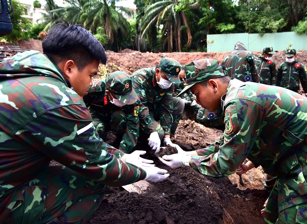 Bộ đội tìm kiếm hài cốt liệt sĩ ở Công viên Lê Thị Riêng (Ảnh: Nguyễn Hùng). Bộ đội tìm kiếm hài cốt liệt sĩ ở Công viên Lê Thị Riêng (Ảnh: Nguyễn Hùng).