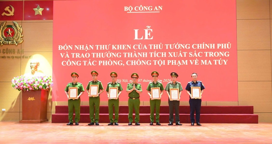 Lãnh đạo Bộ Công an trao tặng thư khen của Thủ tướng Chính phủ cho các đơn vị có thành tích xuất sắc trong đấu tranh phòng chống tội phạm về ma túy. Lãnh đạo Bộ Công an trao tặng thư khen của Thủ tướng Chính phủ cho các đơn vị có thành tích xuất sắc trong đấu tranh phòng chống tội phạm về ma túy.