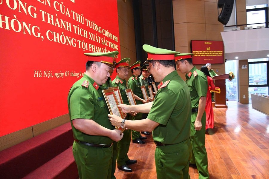 Đại tá Nguyễn Đình Quang - Trưởng Phòng Cảnh sát điều tra tội phạm về ma tuý, Công an tỉnh Hưng Yên vinh dự nhận khen thưởng từ Lãnh đạo Bộ Công an Đại tá Nguyễn Đình Quang - Trưởng Phòng Cảnh sát điều tra tội phạm về ma tuý, Công an tỉnh Hưng Yên vinh dự nhận khen thưởng từ Lãnh đạo Bộ Công an