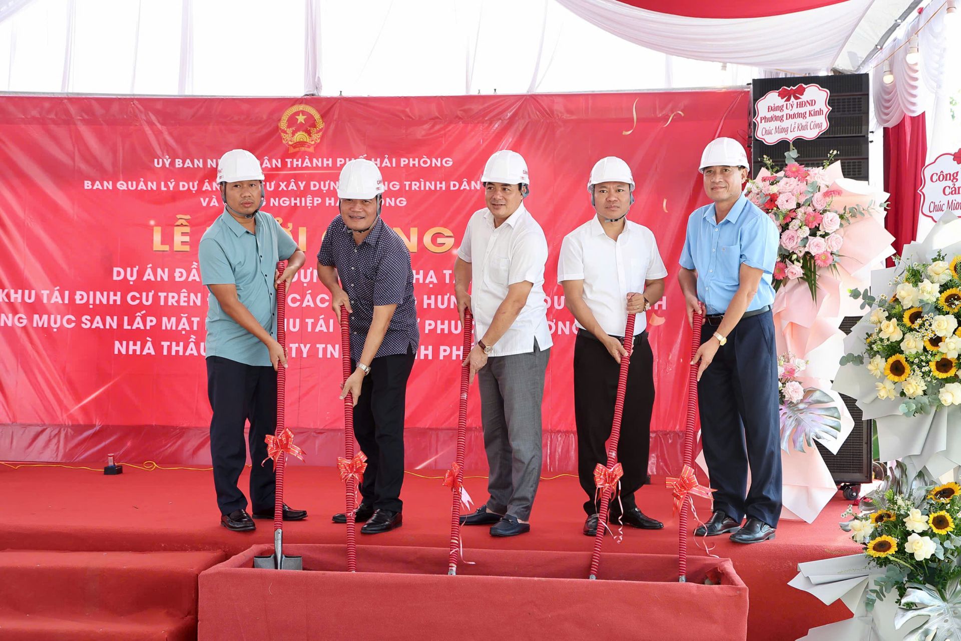 Đại diện chủ đầu tư, ch&iacute;nh quyền địa phương v&agrave; nh&agrave; thầu thực hiện nghi thức khởi c&ocirc;ng g&oacute;i thầu số 13.