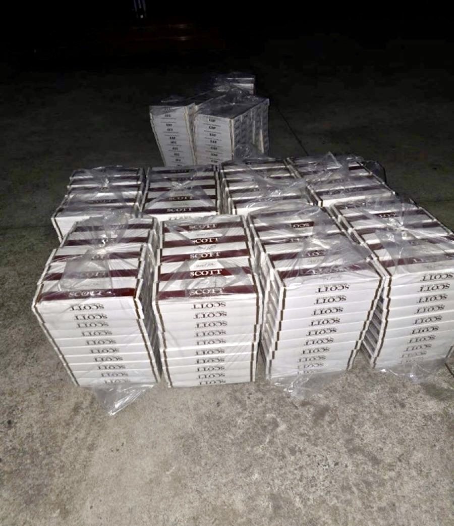 Vĩnh Long: Ph&aacute;t hiện 5.400 bao thuốc l&aacute; lậu giấu dưới ch&acirc;n cầu