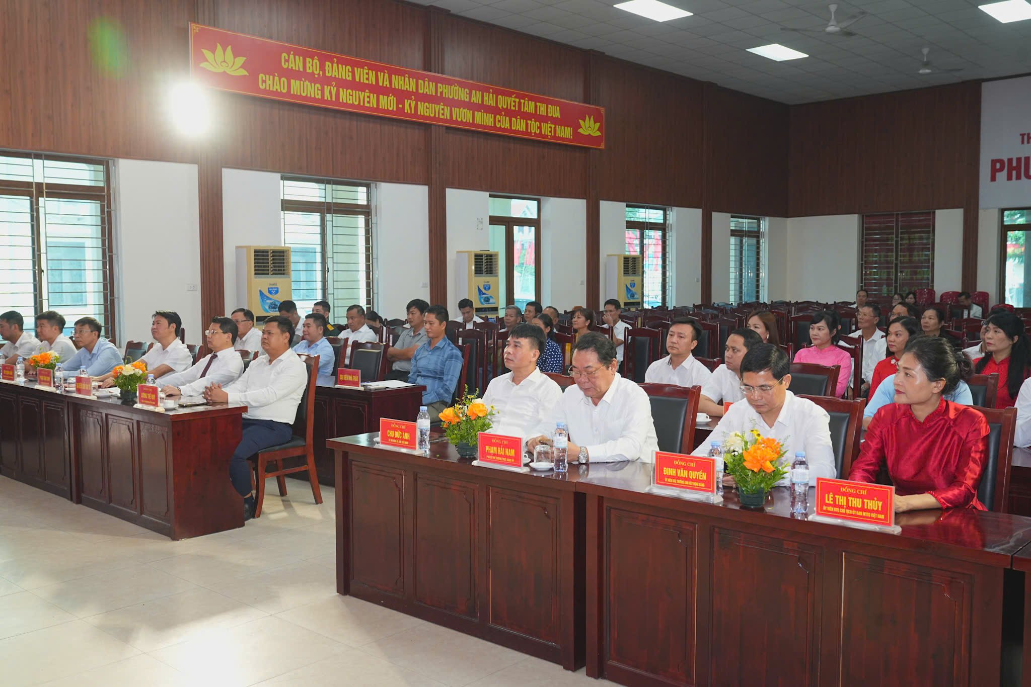 Đại biểu dự Lễ khởi công. Đại biểu dự Lễ khởi công.