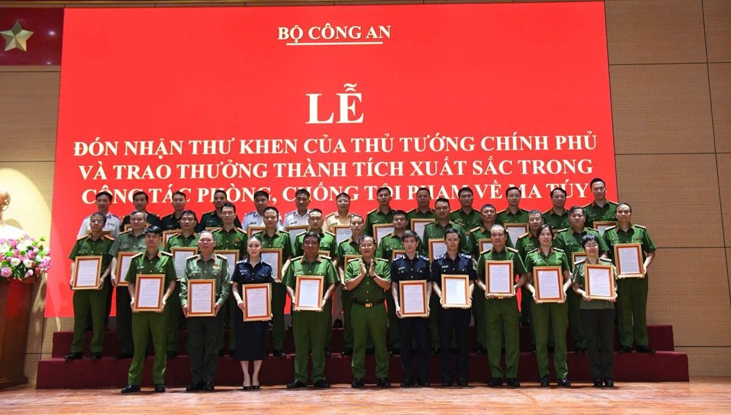 Thượng tướng Nguyễn Văn Long, Ủy viên Trung ương Đảng, Thứ trưởng, Thủ trưởng Cơ quan Cảnh sát điều tra Bộ Công an trao thưởng cho các đơn vị có thành tích trong đấu tranh chuyên án Thượng tướng Nguyễn Văn Long, Ủy viên Trung ương Đảng, Thứ trưởng, Thủ trưởng Cơ quan Cảnh sát điều tra Bộ Công an trao thưởng cho các đơn vị có thành tích trong đấu tranh chuyên án