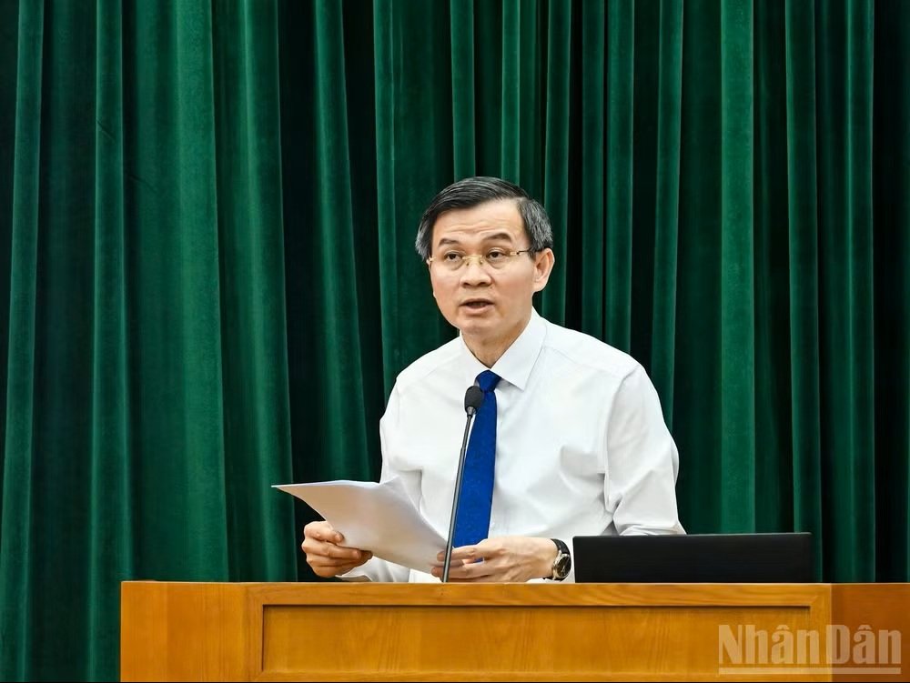 Gi&aacute;m đốc Học viện Ch&iacute;nh trị quốc gia Hồ Ch&iacute; Minh Đo&agrave;n Minh Huấn ph&aacute;t biểu tiếp thu &yacute; kiến chỉ đạo tại buổi l&agrave;m việc. (Ảnh: DUY LINH)