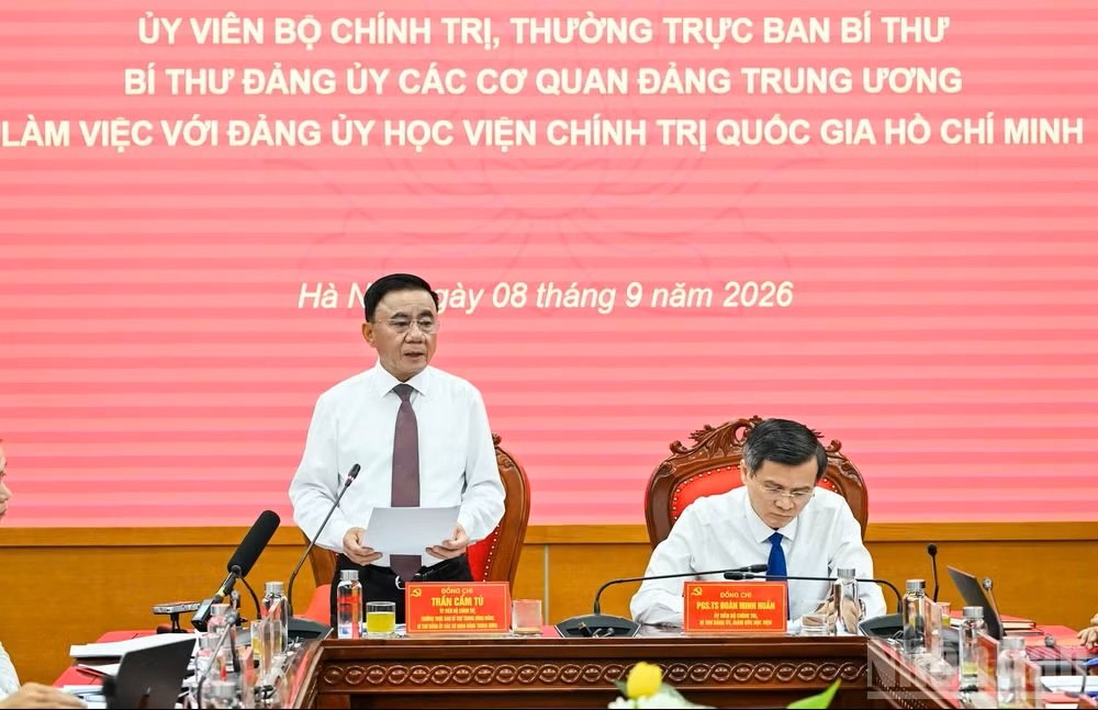 Thay mặt Bộ Ch&iacute;nh trị, Ban B&iacute; thư, đồng ch&iacute; Thường trực Ban B&iacute; thư Trần Cẩm T&uacute; ghi nhận những kết quả, đ&oacute;ng g&oacute;p của Đảng bộ Học viện đối với c&ocirc;ng t&aacute;c đ&agrave;o tạo, bồi dưỡng c&aacute;n bộ của Đảng, Nh&agrave; nước. (Ảnh: DUY LINH)