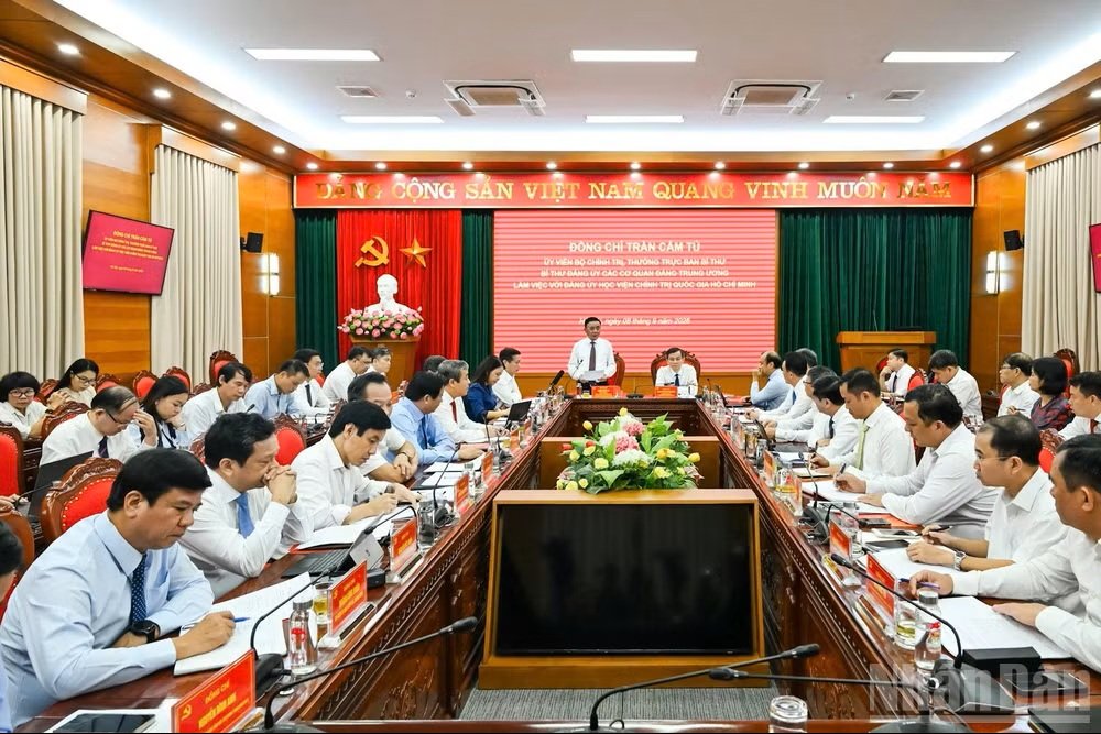 Đại diện l&atilde;nh đạo Đảng ủy c&aacute;c cơ quan Đảng Trung ương, c&aacute;c ban Đảng Trung ương dự buổi l&agrave;m việc. (Ảnh: DUY LINH)