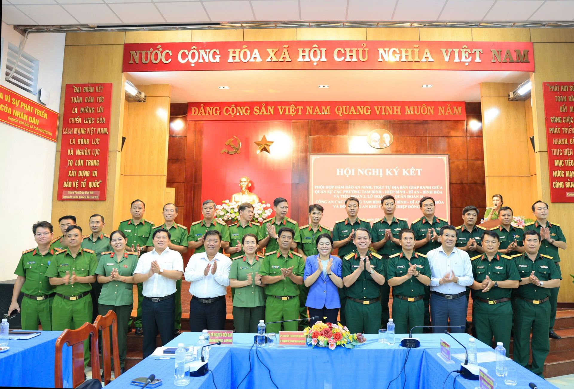 Các đại biểu chụp hình lưu niệm, thể hiện tinh thần đoàn kết, phối hợp giữa lực lượng Công an, Quân sự 5 đơn vị trong giữ gìn an ninh trật tự địa bàn giáp ranh. Các đại biểu chụp hình lưu niệm, thể hiện tinh thần đoàn kết, phối hợp giữa lực lượng Công an, Quân sự 5 đơn vị trong giữ gìn an ninh trật tự địa bàn giáp ranh.