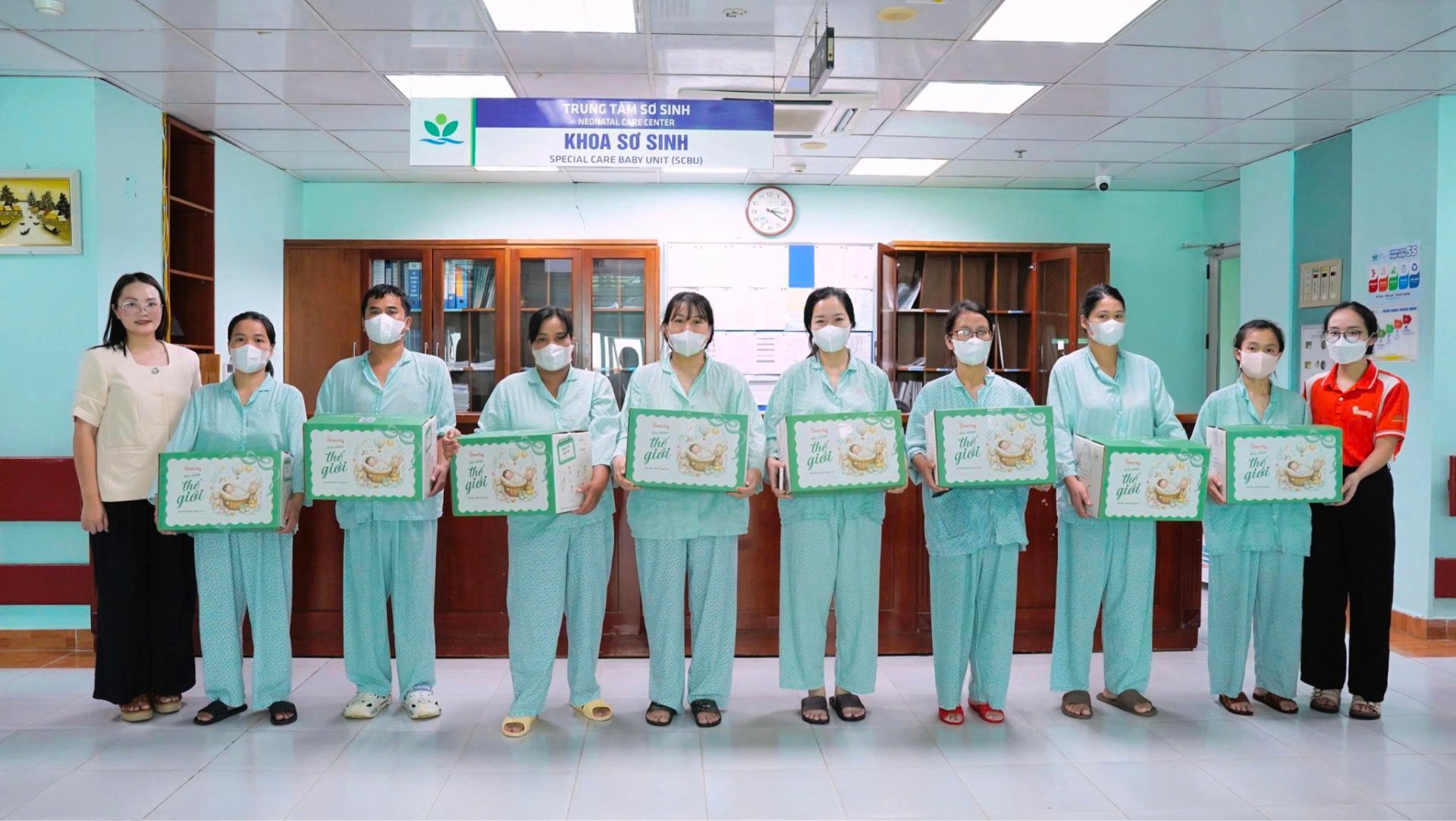 70 phần qu&agrave; được trao tặng đến c&aacute;c mẹ v&agrave; gia đ&igrave;nh đang chăm s&oacute;c con tại đ&acirc;y