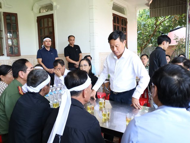 Phó Chủ tịch UBND tỉnh Hoàng Phú Hiền thăm hỏi, động viên gia đình nạn nhân. Phó Chủ tịch UBND tỉnh Hoàng Phú Hiền thăm hỏi, động viên gia đình nạn nhân.