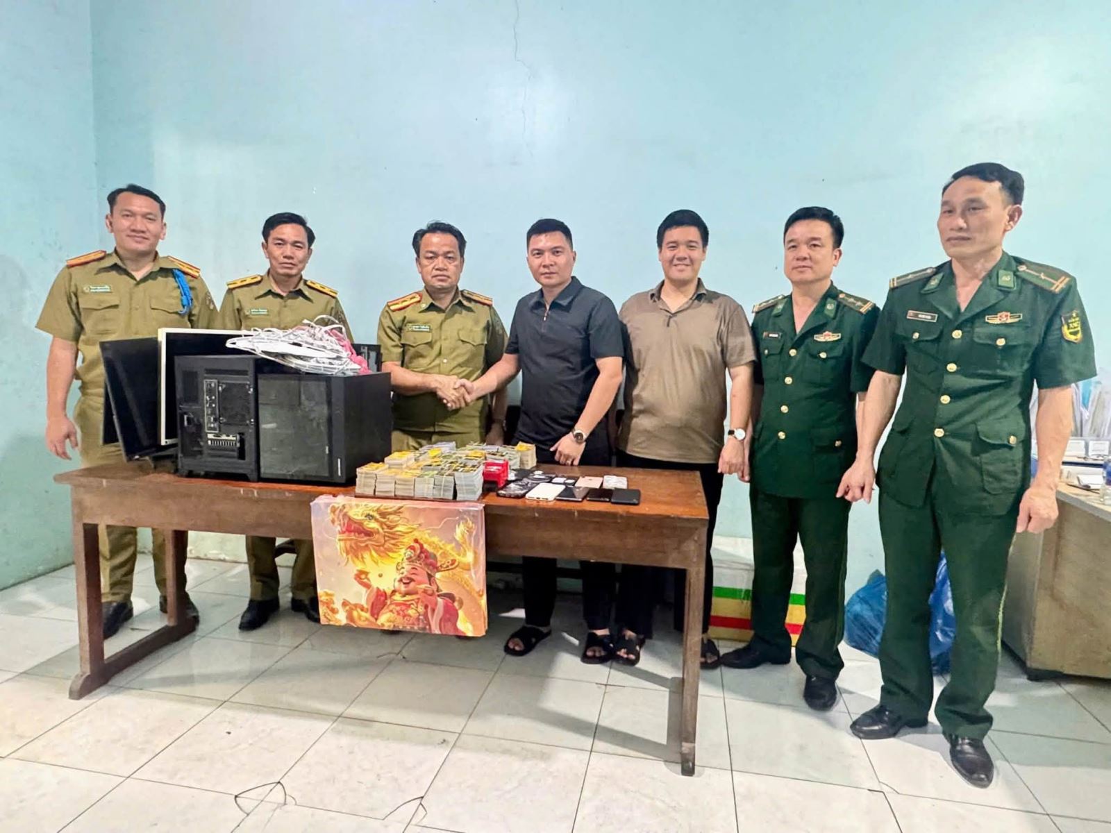 Công an tỉnh Phú Thọ phối hợp Biên phòng cửa khẩu Cầu Treo (Hà Tĩnh) cùng Công an tỉnh Khammuane nước CHDCND Lào, bàn giao vật chứng của vụ án các đối tượng dùng để thực hiện hành vi lừa đảo chiếm đoạt tài sản Công an tỉnh Phú Thọ phối hợp Biên phòng cửa khẩu Cầu Treo (Hà Tĩnh) cùng Công an tỉnh Khammuane nước CHDCND Lào, bàn giao vật chứng của vụ án các đối tượng dùng để thực hiện hành vi lừa đảo chiếm đoạt tài sản