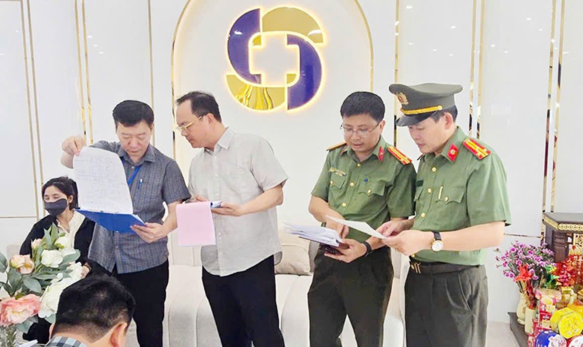 C&aacute;n bộ Ph&ograve;ng An ninh ch&iacute;nh trị nội bộ kiểm tra hoạt động tại cơ sở thẩm mỹ Đ&ocirc;ng &Aacute; Made U Total Beauty Network, phường Kinh Bắc. (Ảnh: N.A)