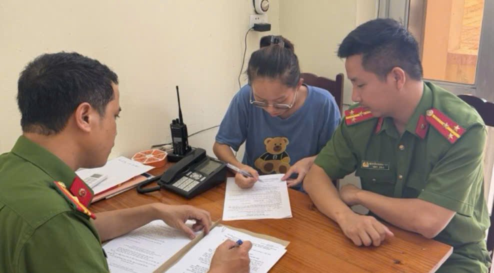 Nguyễn Chung Thủy l&agrave;m việc với cơ quan C&ocirc;ng an. (Ảnh: C&ocirc;ng an tỉnh Ph&uacute; Thọ)