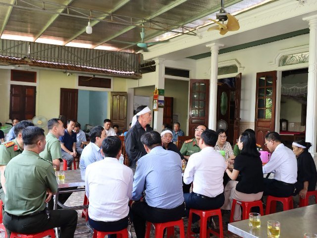 Ông Nguyễn Viết Viện xúc động trước sự quan tâm, sẻ chia của lãnh đạo tỉnh, Công an tỉnh và chính quyền địa phương. Ông Nguyễn Viết Viện xúc động trước sự quan tâm, sẻ chia của lãnh đạo tỉnh, Công an tỉnh và chính quyền địa phương.