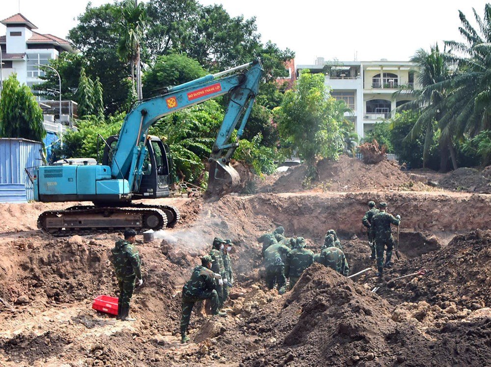 Bộ Tư lệnh TP.HCM huy động nhiều nhân lực, phương tiện phục vụ công tác đào, vận chuyển đất nhằm bảo đảm tiến độ thực hiện nhiệm vụ Bộ Tư lệnh TP.HCM huy động nhiều nhân lực, phương tiện phục vụ công tác đào, vận chuyển đất nhằm bảo đảm tiến độ thực hiện nhiệm vụ