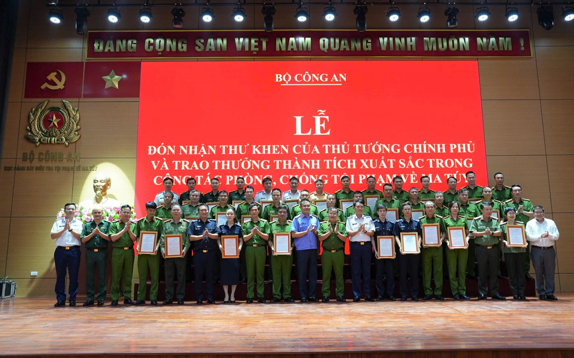 Các đại biểu chụp ảnh lưu niệm với các tập thể và cá nhân được nhận Quyết định khen thưởng. Các đại biểu chụp ảnh lưu niệm với các tập thể và cá nhân được nhận Quyết định khen thưởng.