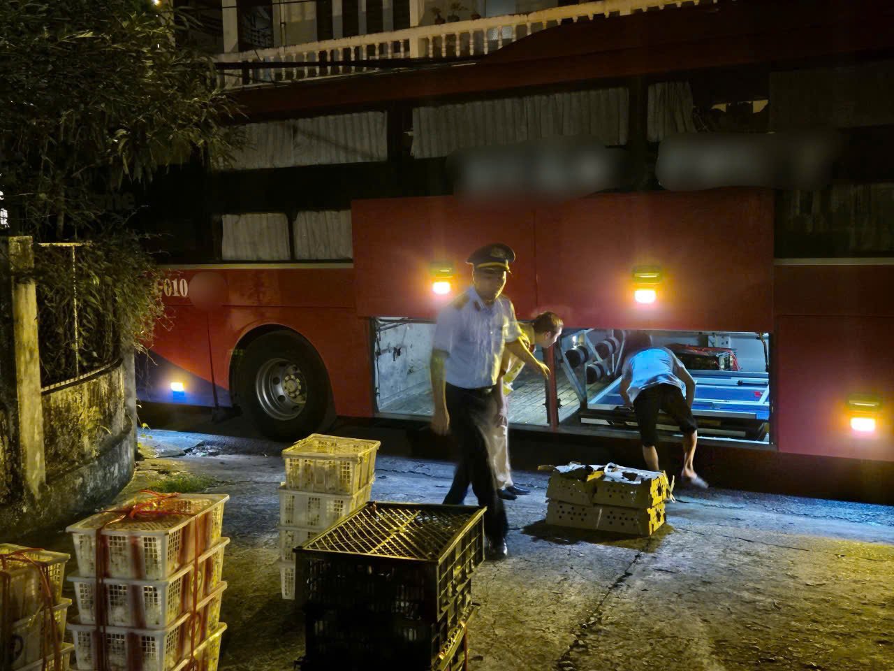 Lực lượng chức năng kiểm tra hàng hóa trên phương tiện vận tải. Ảnh: Công an TP Quảng Ninh Lực lượng chức năng kiểm tra hàng hóa trên phương tiện vận tải. Ảnh: Công an TP Quảng Ninh