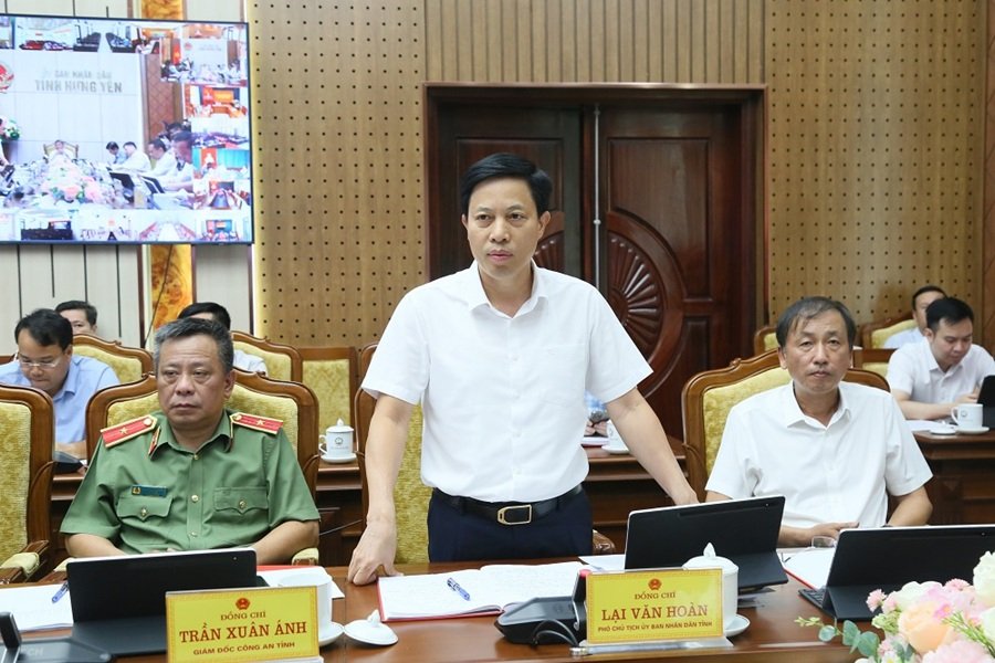 Phó Chủ tịch UBND tỉnh Lại Văn Hoàn phát biểu tại cuộc họp. Phó Chủ tịch UBND tỉnh Lại Văn Hoàn phát biểu tại cuộc họp.
