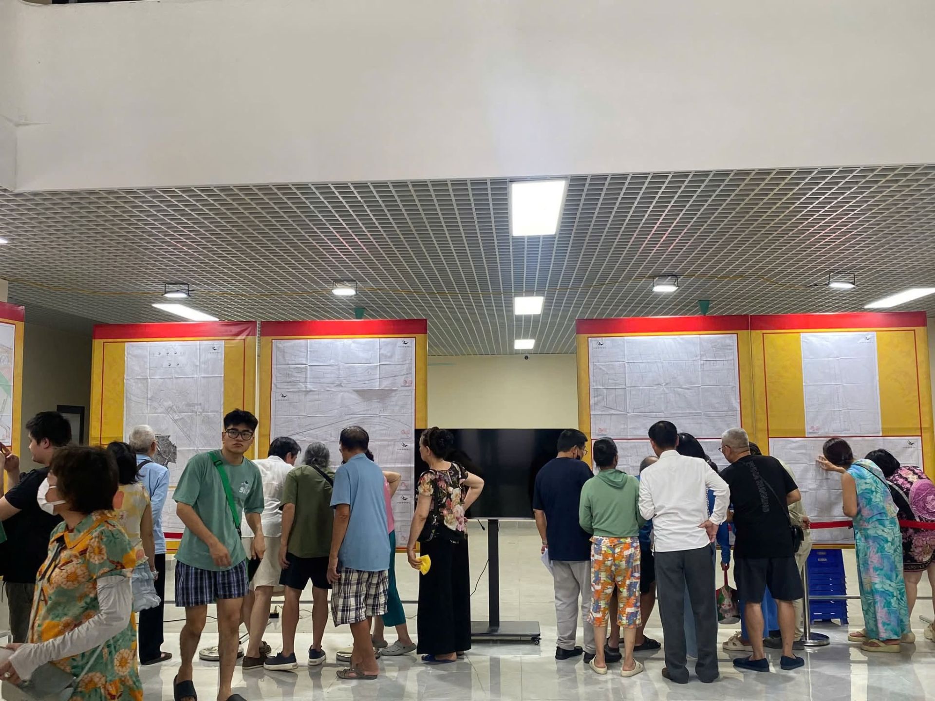 Người d&acirc;n phường Hồng H&agrave; nghi&ecirc;n cứu c&aacute;c bản vẽ quy hoạch được ni&ecirc;m yết c&ocirc;ng khai.