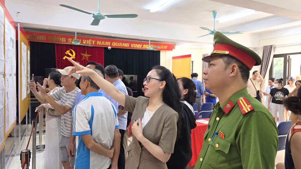 Người d&acirc;n t&igrave;m hiểu hồ sơ, trao đổi về c&aacute;c nội dung điều chỉnh Quy hoạch ph&acirc;n khu đ&ocirc; thị s&ocirc;ng Hồng tại điểm lấy &yacute; kiến tr&ecirc;n địa b&agrave;n phường Hồng H&agrave;.