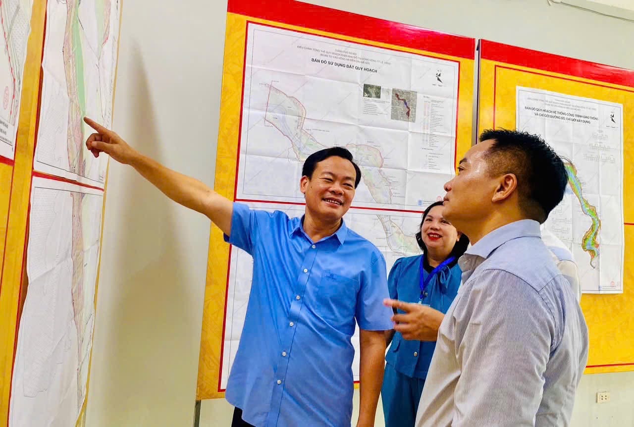 C&aacute;n bộ phường Hồng H&agrave; trao đổi về nội dung bản vẽ Điều chỉnh tổng thể Quy hoạch ph&acirc;n khu đ&ocirc; thị s&ocirc;ng Hồng.