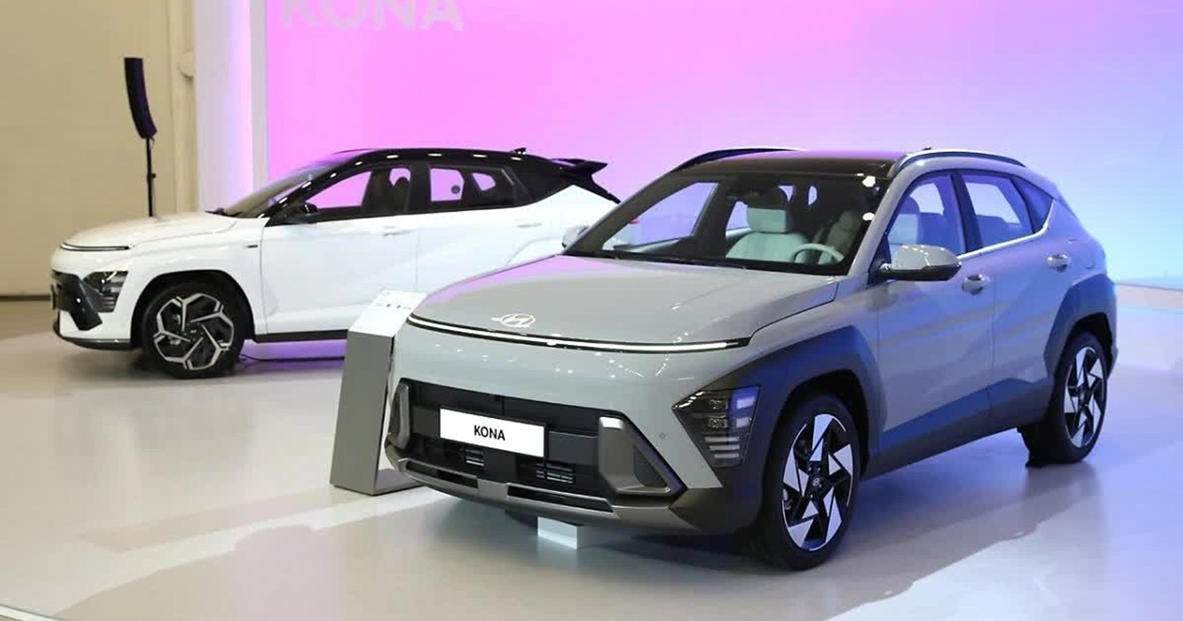 Chiếc Hyundai Kona thế hệ thứ ba vừa xuất hiện với diện mạo lộ r&otilde; c&aacute;c đường n&eacute;t thiết kế mềm mại, tiết chế lại những chi tiết ph&aacute; c&aacute;ch